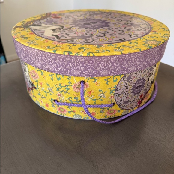 Tina Higgins Tri-Coastal Design 2002 Vintage Hat Box Holder Birds Floral Yellow - Picture 3 of 7